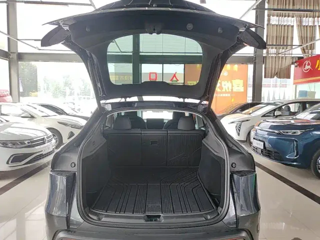 Tesla Model Y — Фото автомобиля 18