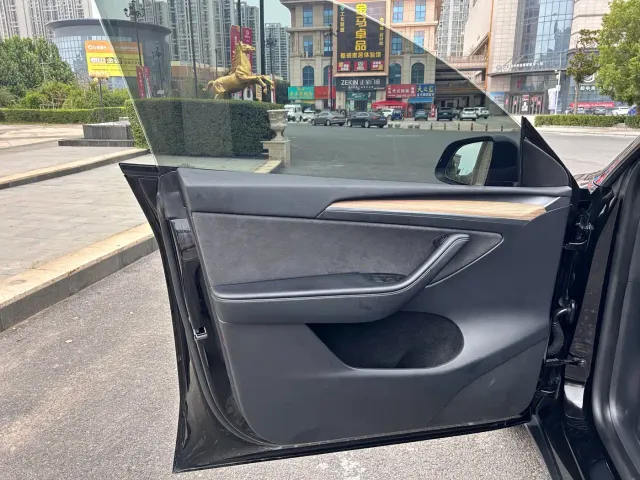 Tesla Model Y — Фото автомобиля 4