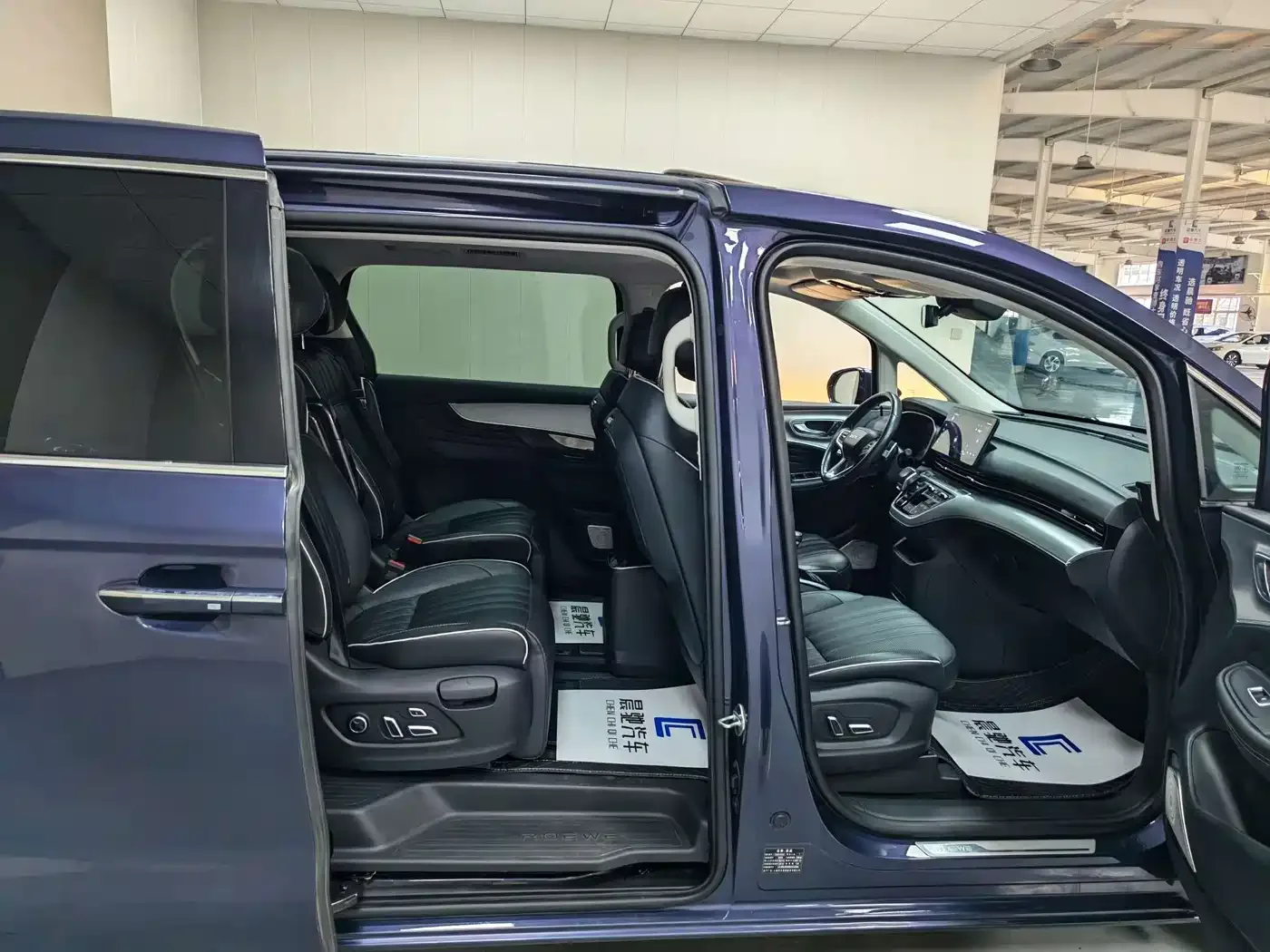 Roewe Roewe iMAX8 2022 400TGI Honor Edition — Фото автомобиля 14