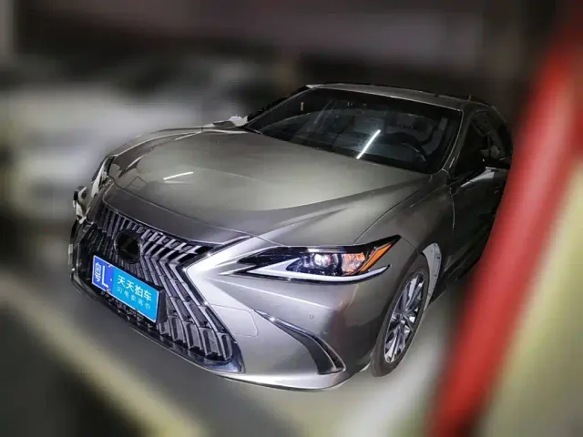Фотография автомобиля — Lexus ES