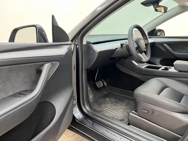 Tesla Model Y — Фото автомобиля 4