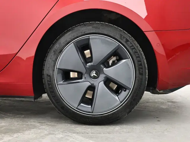 Tesla Model 3 — Фото автомобиля 9