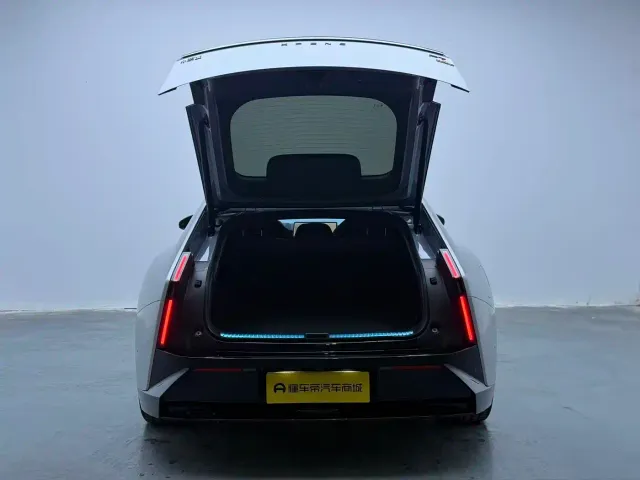 Xpeng P7 — Фото автомобиля 9