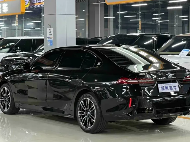 BMW 5 Series — Фото автомобиля 3