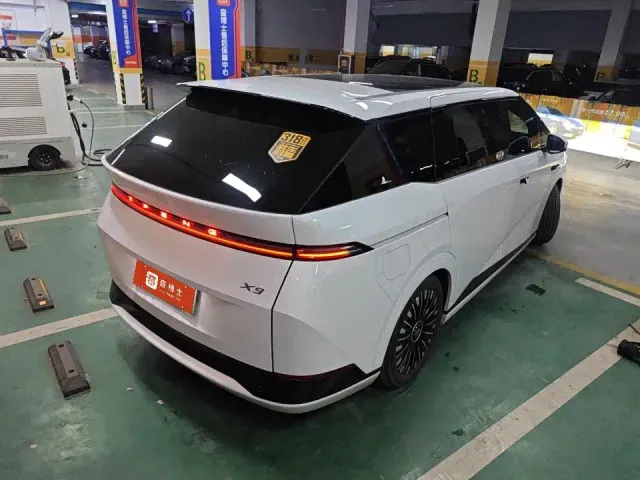 Xpeng X9 — Фото автомобиля 4
