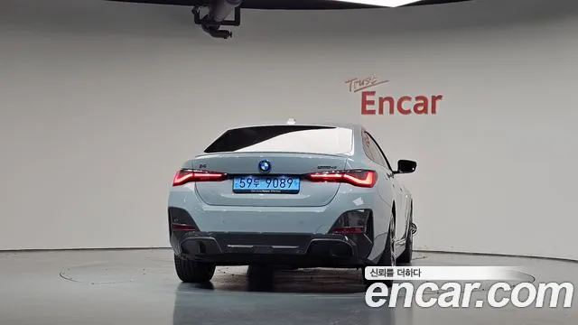 BMW i4 — Фото автомобиля 4