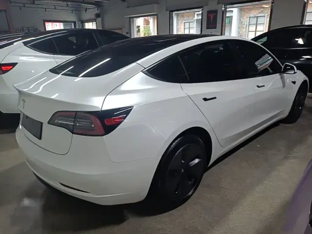 Tesla Model 3 — Фото автомобиля 5