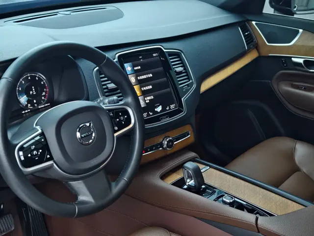 Volvo XC90 — Фото автомобиля 10