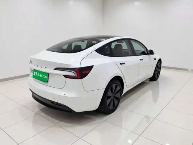 Tesla Model 3 — Фото автомобиля 6