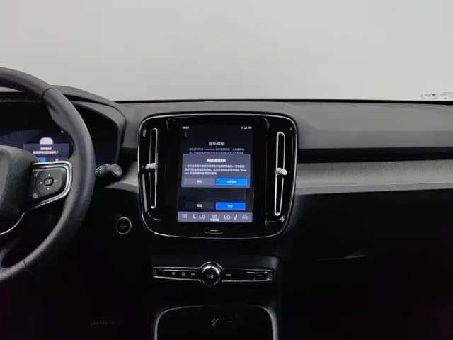 Volvo XC40 — Фото автомобиля 12