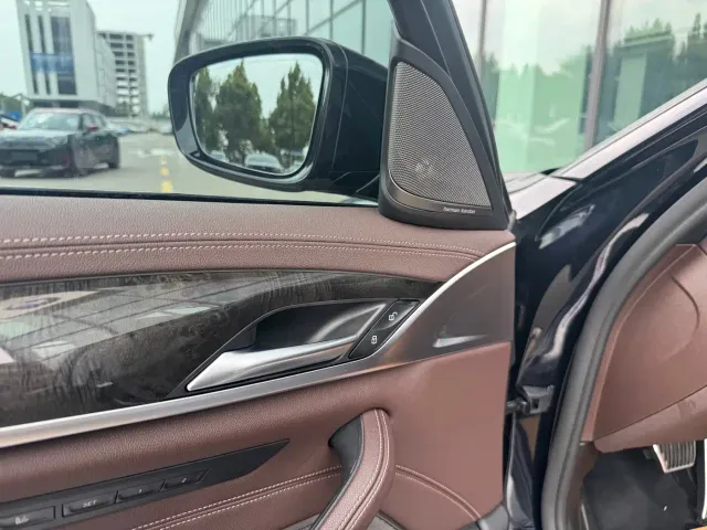 BMW 5 Series — Фото автомобиля 10