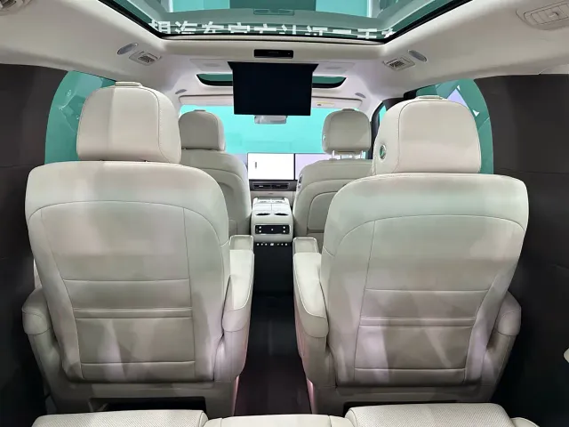 Li Auto MEGA — Фото автомобиля 11