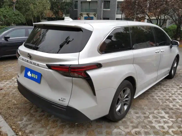 Toyota Sienna — Фото автомобиля 3