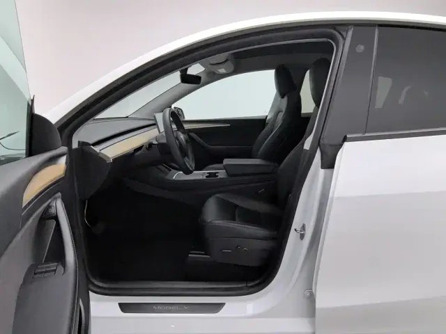 Tesla Model Y — Фото автомобиля 10
