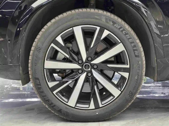 Volvo XC90 — Фото автомобиля 4