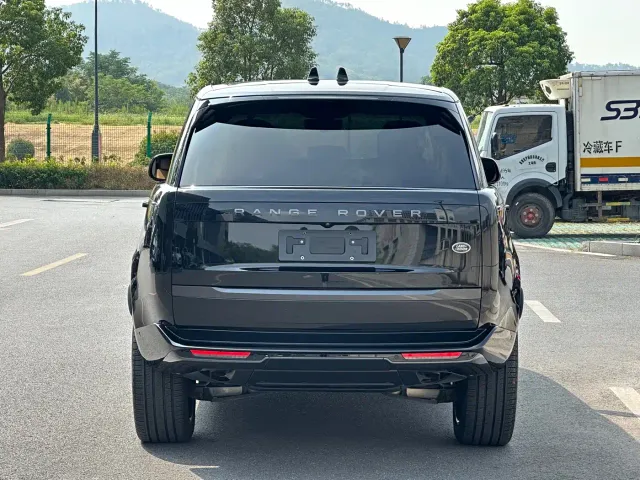 Land Rover Range Rover 2024 3.0 L6 360PS Golden Age Edition — Фото автомобиля 6