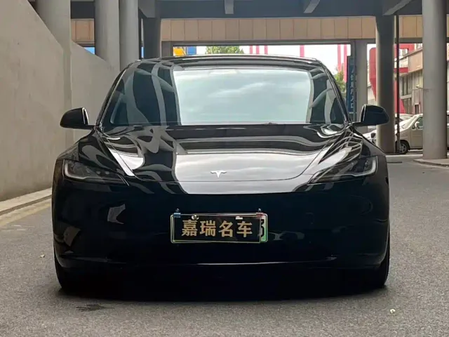 Tesla Model 3 — Фото автомобиля 14