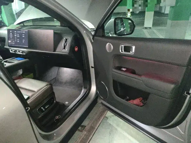 Li Auto L8 — Фото автомобиля 17