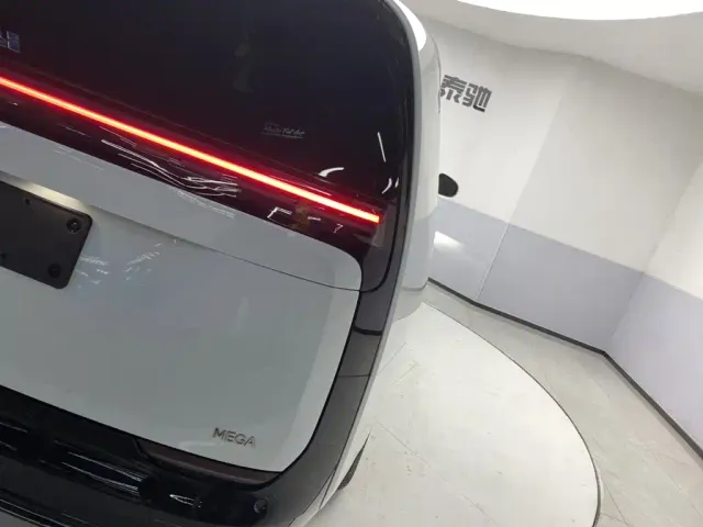 Li Auto MEGA — Фото автомобиля 10