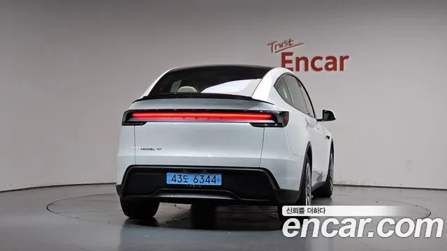 Tesla Model Y — Фото автомобиля 3