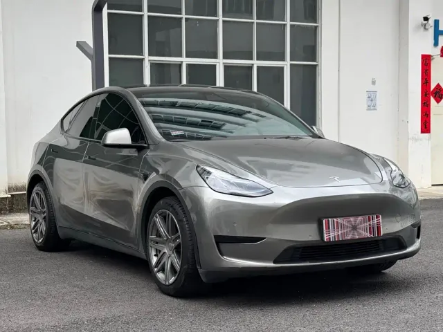 Tesla Model Y — Фото автомобиля 3