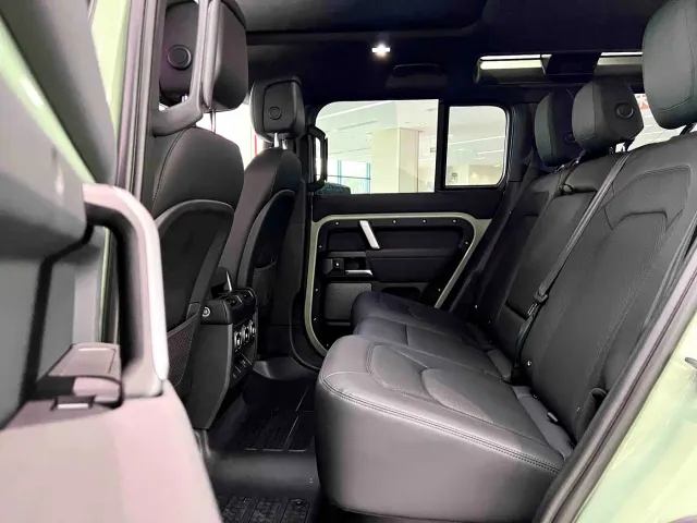 Land Rover Defender — Фото автомобиля 9