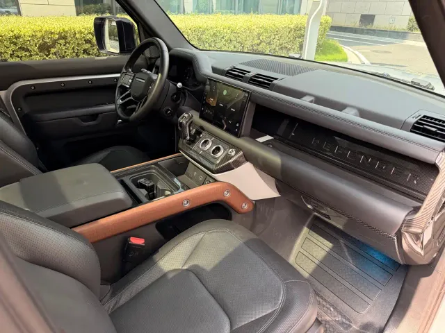 Land Rover Defender — Фото автомобиля 6