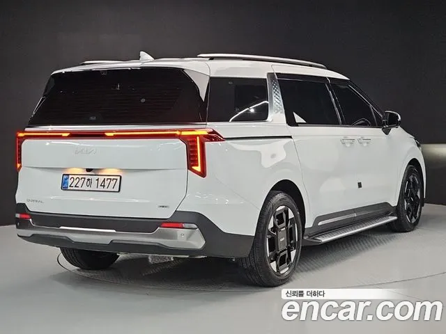 Kia Carnival Generation 4 — Фото автомобиля 4