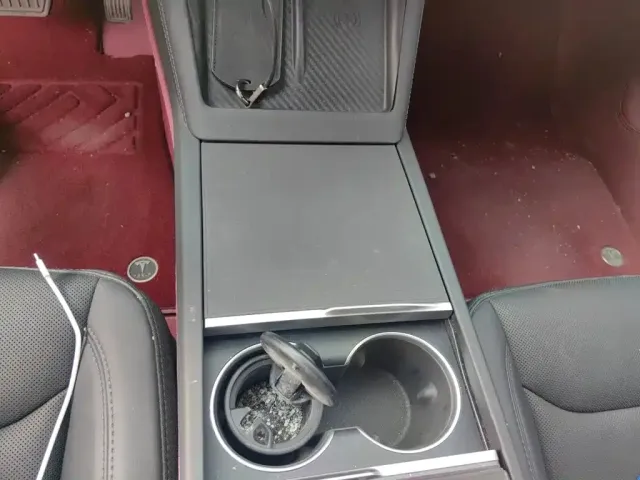 Tesla Model 3 — Фото автомобиля 15