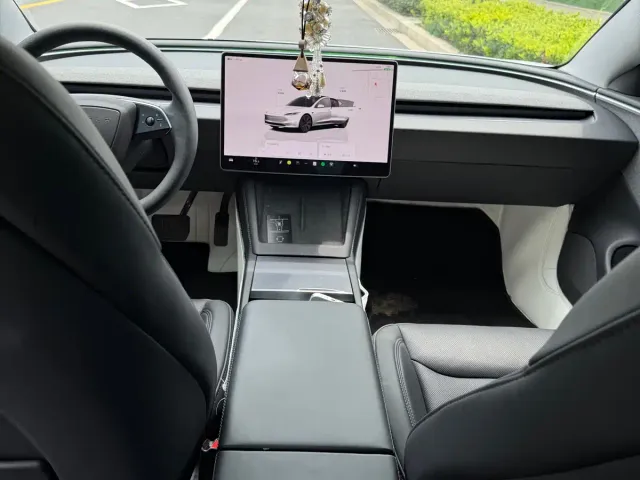 Tesla Model 3 — Фото автомобиля 9