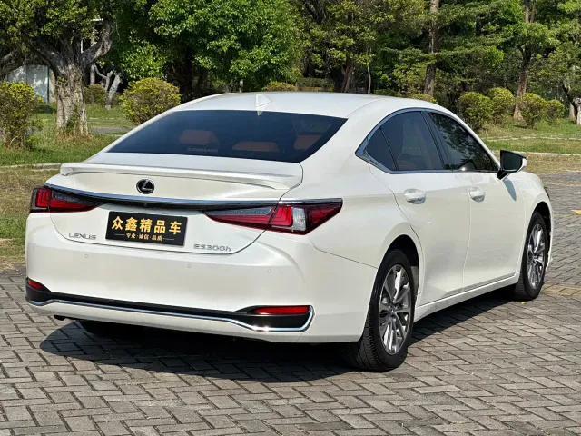 Lexus ES — Фото автомобиля 12