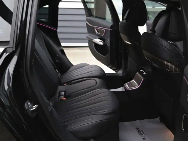 Mercedes-Benz E-Class — Фото автомобиля 25