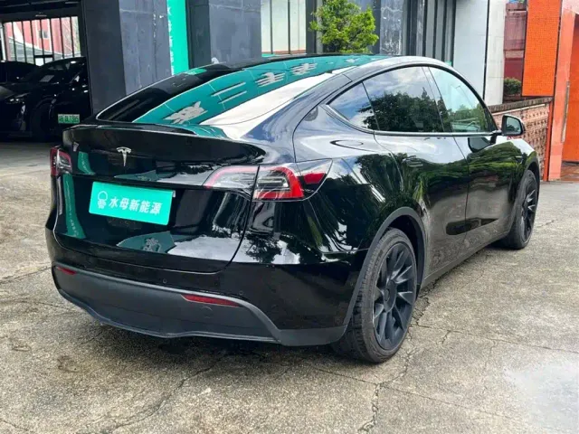 Tesla Model Y — Фото автомобиля 13