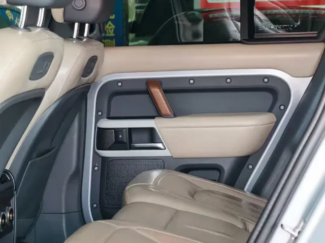 Land Rover Defender — Фото автомобиля 6