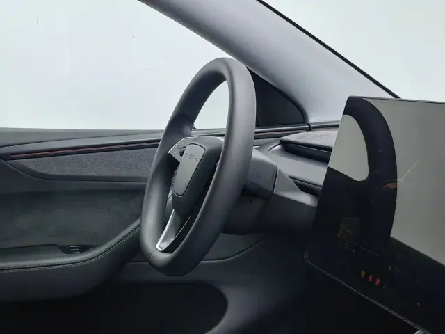 Tesla Model Y — Фото автомобиля 22