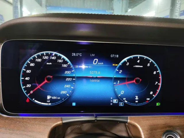 Mercedes-Benz E-Class — Фото автомобиля 4
