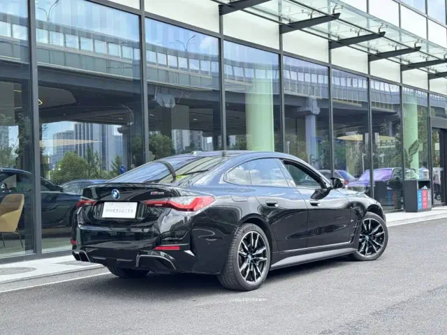 BMW i4 — Фото автомобиля 2