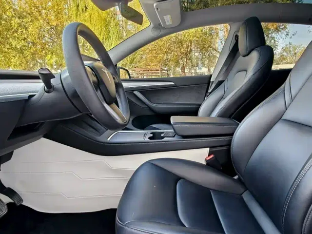 Tesla Model Y — Фото автомобиля 6