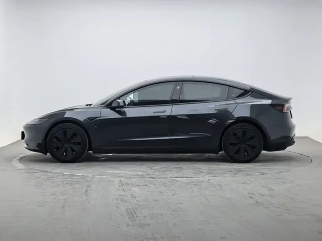 Tesla Model 3 — Фото автомобиля 2