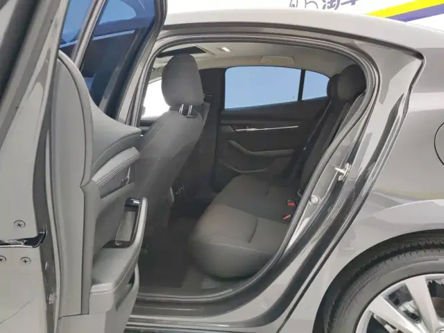 Mazda Axela — Фото автомобиля 11