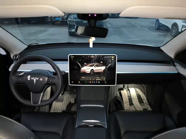 Tesla Model Y — Фото автомобиля 9