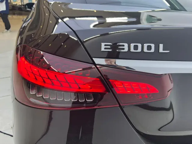 Mercedes-Benz E-Class — Фото автомобиля 4