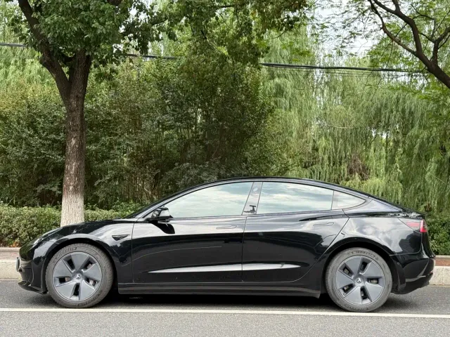Tesla Model 3 — Фото автомобиля 2