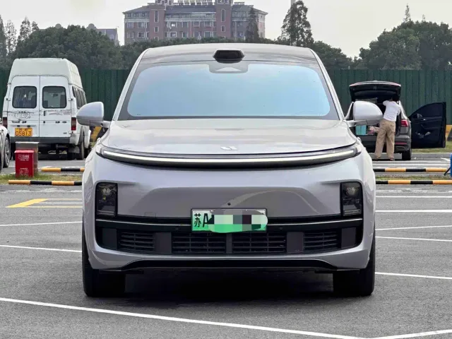 Li Auto L9 — Фото автомобиля 2