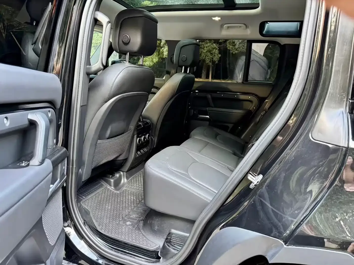 Land Rover Land Rover Defender 2025 110 3.0T P400 Dark Special Edition — Фото автомобиля 9