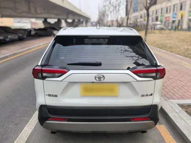 Toyota RAV4 — Фото автомобиля 8