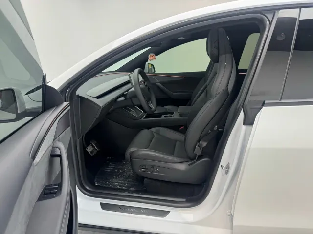 Tesla Model Y L — Фото автомобиля 3