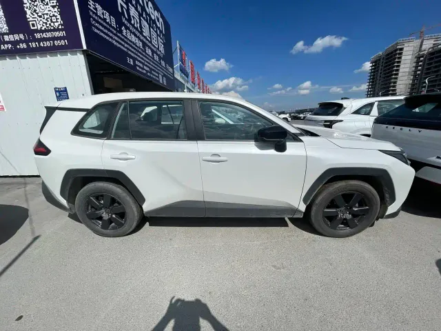 Toyota RAV4 — Фото автомобиля 3