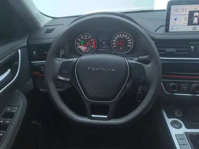 Forthing T5 — Фото автомобиля 15