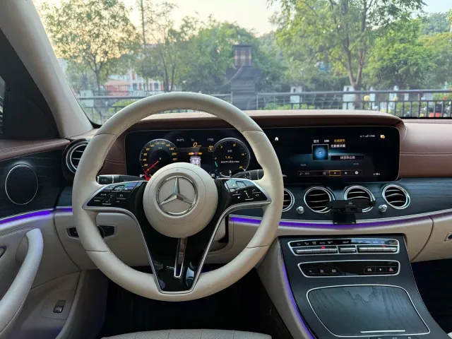 Mercedes-Benz E-Class — Фото автомобиля 12